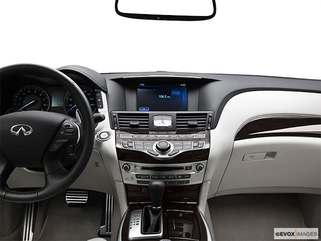 2011 INFINITI M56
